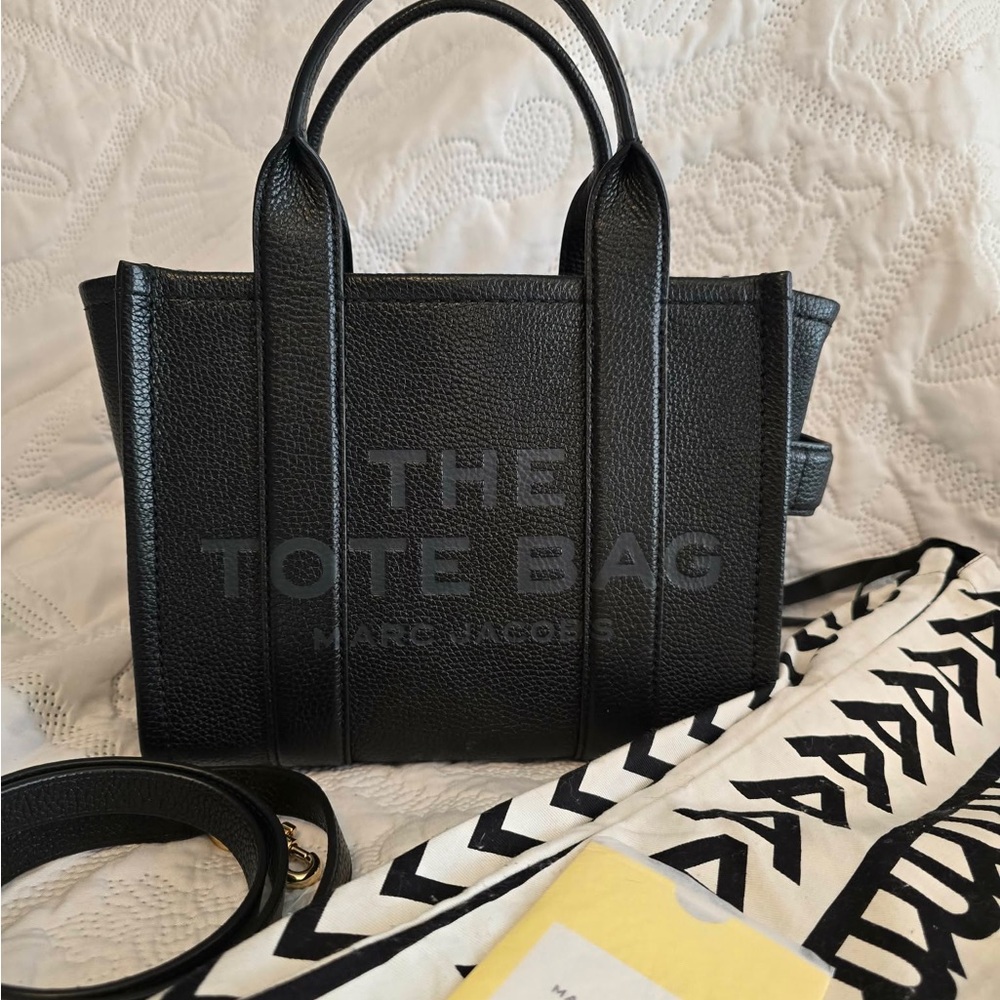Marc Jacobs Elegant Black Tote (SMALL)